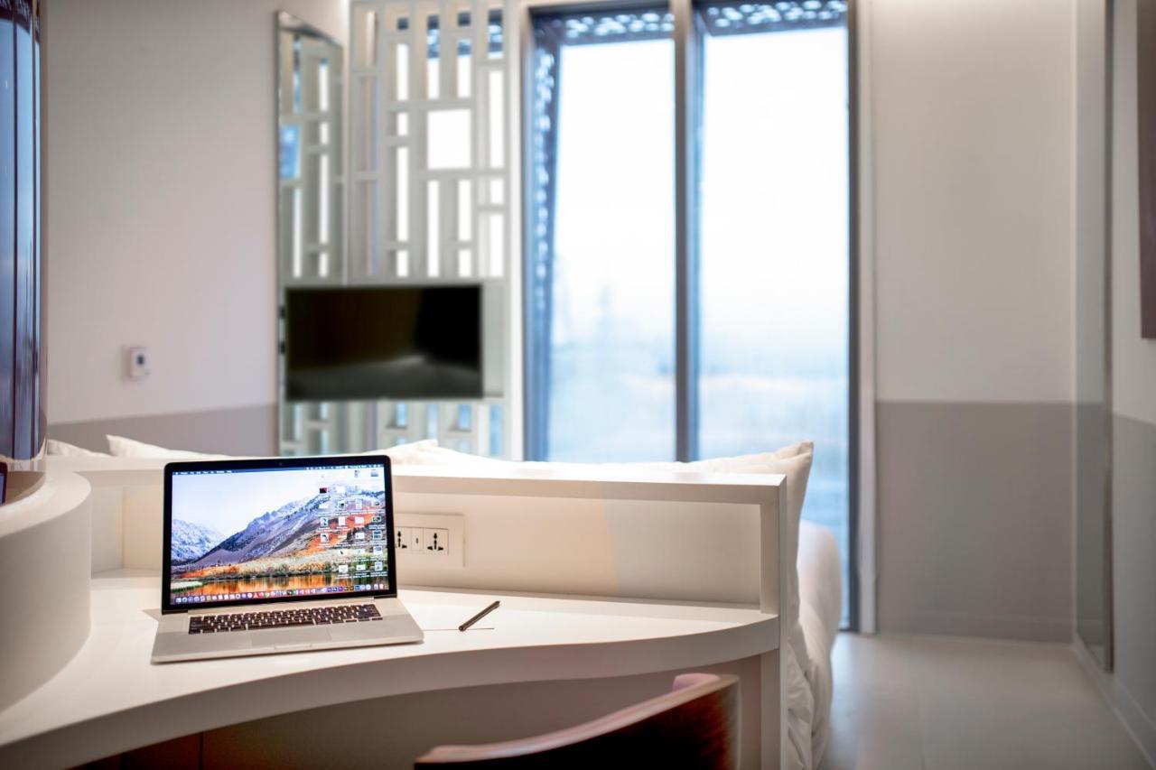 Wink Icon Hotel Danang Riverside - Luxury Suites - 24Hrs Stay & Rooftop Pool Bar Exterior photo