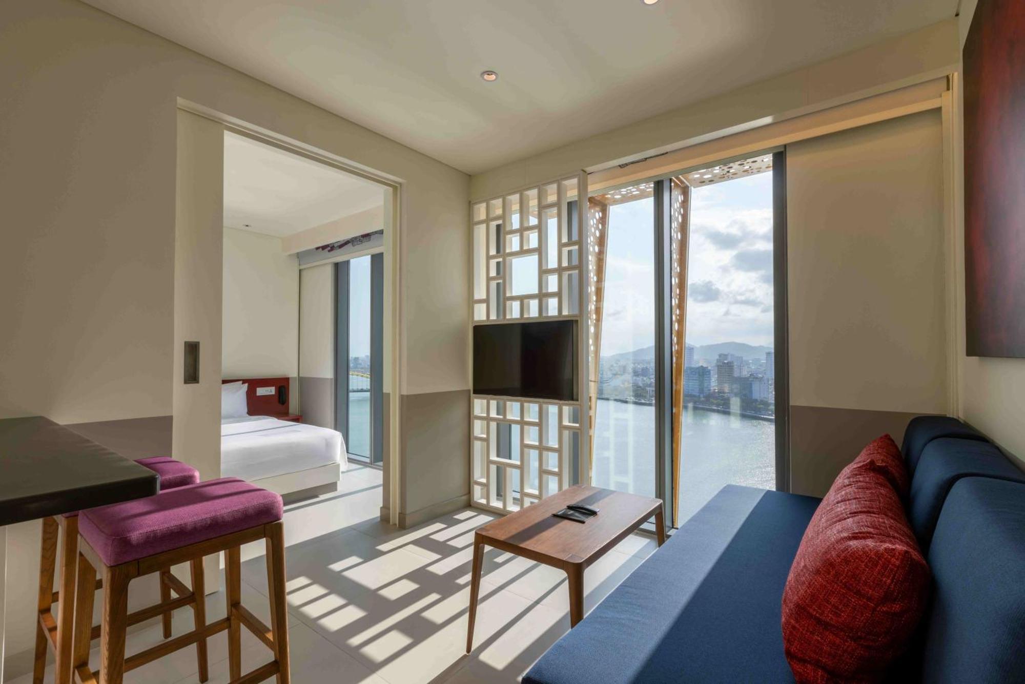 Wink Icon Hotel Danang Riverside - Luxury Suites - 24Hrs Stay & Rooftop Pool Bar Exterior photo